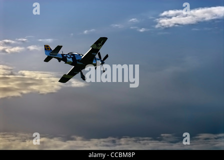 "1944" North American P-51D Mustang Jumping Jacques approccio di atterraggio al Hahnweide vintage air show, Kirchheim-Teck, Germania Foto Stock