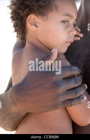 Bambina con le braccia del padre, ritagliato Foto Stock