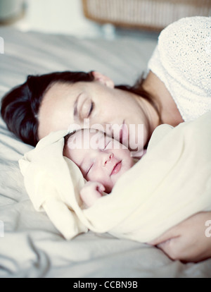 La madre e il neonato dorme nel letto Foto Stock