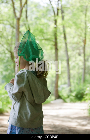 Ragazza che trasportano butterfly net nei boschi Foto Stock