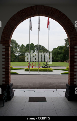 La facciata della UBS Business University di Singapore Foto Stock