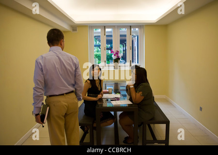 Agli studenti di prendere una pausa a UBS Business University di Singapore Foto Stock