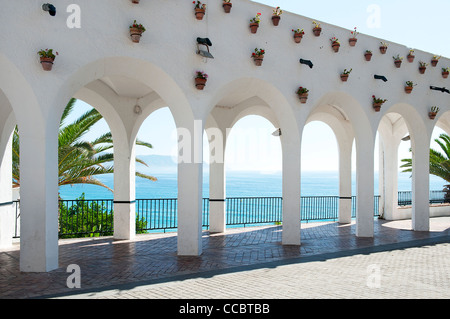 Gli archi al Balcón de Europa, Nerja, provincia di Malaga, Andalusia, Spagna Foto Stock