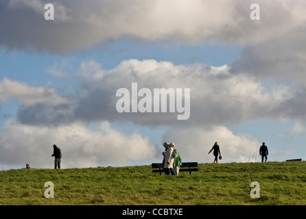 La gente che camminava sulla Collina del Parlamento Hampstead Heath Londra Inghilterra Europa Foto Stock