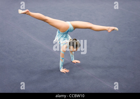 Ginnasta femmina eseguendo handstand Foto Stock