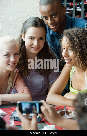 Gli amici con le foto scattate Foto Stock