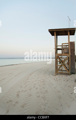 Bagnino stare sulla spiaggia deserta Foto Stock