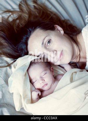 La madre e il suo sonno new born baby, ritratto Foto Stock