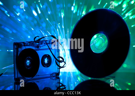 Riproduttore di cassette e CD. Multicolore di luci blu su sfondo Foto Stock