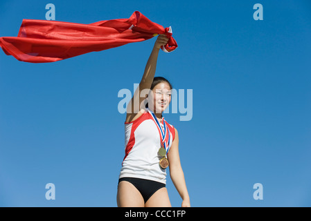 Atleta femminile essendo onorato sul podio Foto Stock