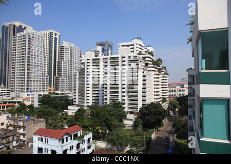 Alto edificio di appartamenti, Sukhumvit Bangkok, Thailandia, in Asia. Sukhumvit è un quartiere di lusso a Bangkok. Foto Stock