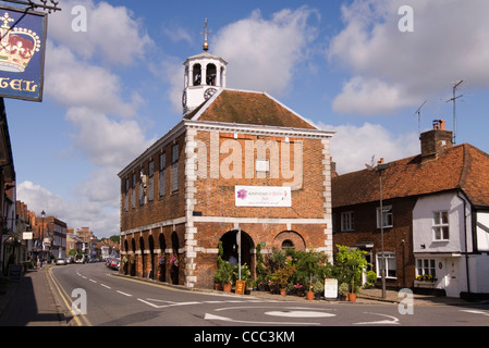 Old Amersham - High St - Market Hall c1682 - Villaggio in bloom display - la luce diretta del sole Foto Stock