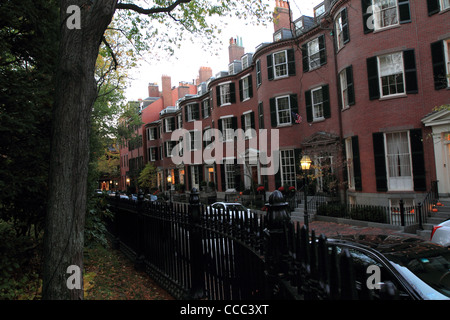 Case e appartamenti sulla piazza Louisburg su Beacon Hill a Boston, Massachusetts. Foto Stock