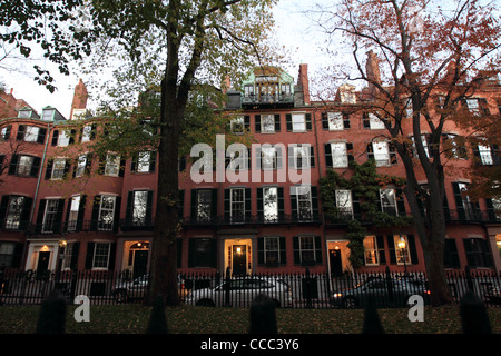 Case e appartamenti sulla piazza Louisburg su Beacon Hill a Boston, Massachusetts. Foto Stock