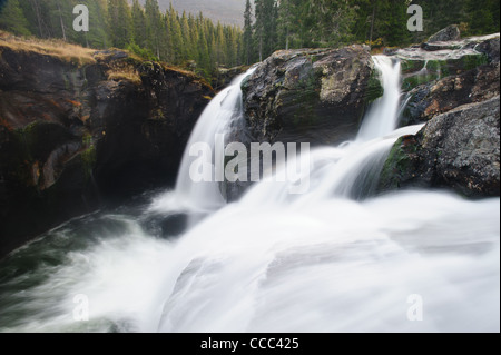 Una lunga esposizione di acqua che cade in cascata Rjukandefossen, Hemsedal, Norvegia. Foto Stock