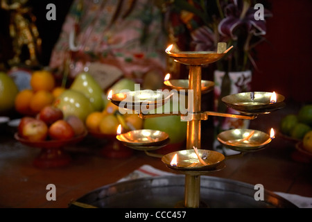 Astina olio lampada ardente offerte nel Tempio di Tin Hau stanley hong kong RAS di Hong kong cina asia Foto Stock