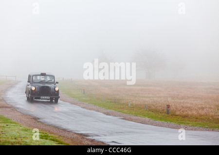 Taxi di prelevare una tariffa da Hampton Court Golf Club, Home Park, Hampton Wick, Surrey, Regno Unito. Foto Stock