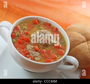 Fatti in casa a base di polpette e zuppa di verdure, in una zuppa di bianco cup Foto Stock
