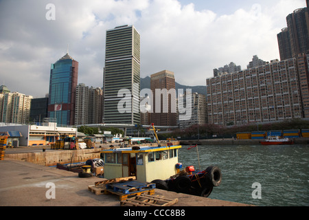 Piccola imbarcazione commerciale legato ad un molo nel distretto occidentale di hong kong RAS di Hong kong cina asia Foto Stock