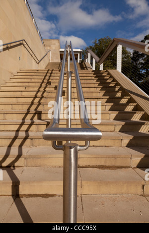 Gradini in pietra e in acciaio inox corrimano in acciaio che portano dalla galleria sotterranea al centro visitatori presso lo Yorkshire Sculpture Park Foto Stock