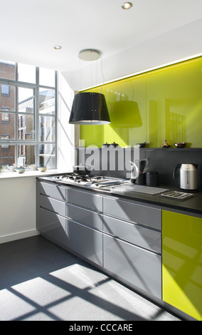 Casa privata, AMBIENCE CONTRATTI, London, 2010, interno della cucina che mostra i dettagli di colore giallo Foto Stock