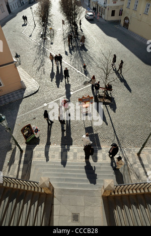 Praga Repubblica Ceca . Guardando verso il basso sulla scalinata che conduce dal Charles Bridge Foto Stock