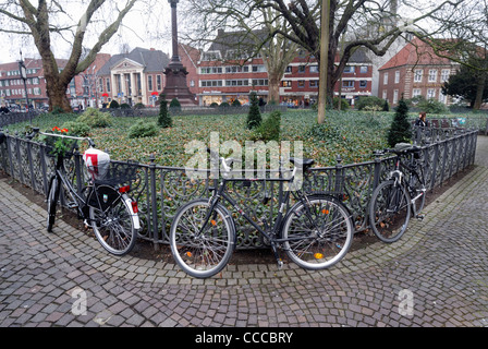 Biciclette bloccato contro le ringhiere in Munster, Germania Foto Stock