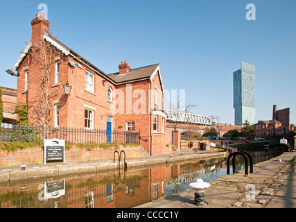 Bridgewater Canal Lock 92 (duchi di blocco), bloccare i detentori Cottage & Beetham Tower, Castlefield, Manchester, Inghilterra, Regno Unito Foto Stock