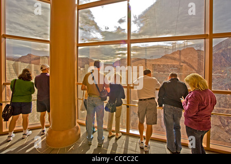 Un tour guidato prevede la Diga di Hoover sul fiume Colorado in Nevada da windows nel centro visitatori. Foto Stock