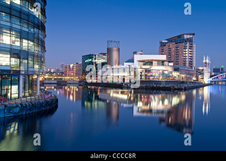 Il Lowry Centre di notte, Salford Quays, Manchester, Inghilterra, Regno Unito Foto Stock