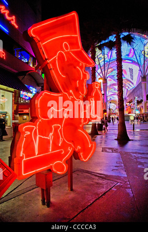 Andy Anderson, un lattaio sign in neon rosso decora Fremont Street a Las Vegas in Nevada, parte del 'Fremont Street Experience". Foto Stock