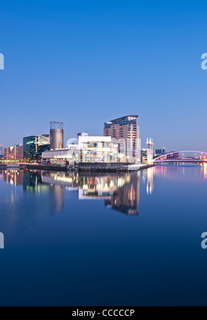 Il Lowry Centre di notte, Salford Quays, Manchester, Inghilterra, Regno Unito Foto Stock