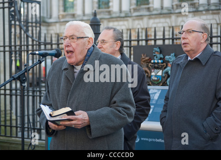 Il Reverendo Ian Paisley predica al di fuori del Belfast City Hall, Gennaio 2012. Foto Stock