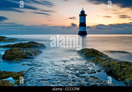 Alba a Penmon Point Lighthouse, Penmon, Isola di Anglesey, Galles del Nord, Regno Unito Foto Stock