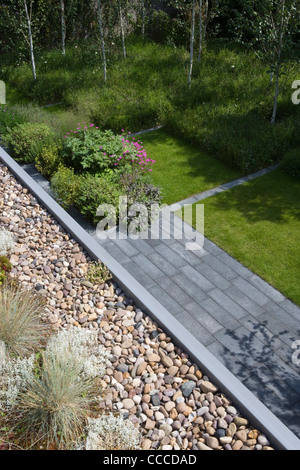 3a Hampstead Lane, Duggan Morris Architects, esterno, il tetto verde ed il paesaggio sottostante giardino con piantagione Foto Stock