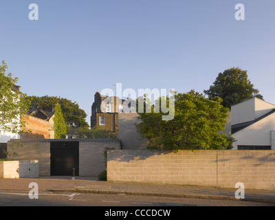 3a Hampstead Lane, Duggan Morris Architects, vista esterna che mostra il blocco originale lavoro e ingresso anteriore Foto Stock