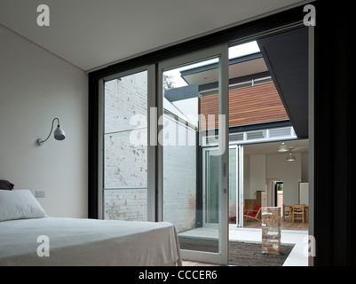 Glebe Residence, Tzannes Associates Architects, Sydney, 2009, camera da letto padronale e un cortile Foto Stock