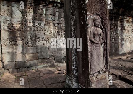 Arte decorazioni e bassorilievi, tempio Bayon, Angkor Thom, area di Angkor, Siem Reap, Cambogia, Asia Foto Stock