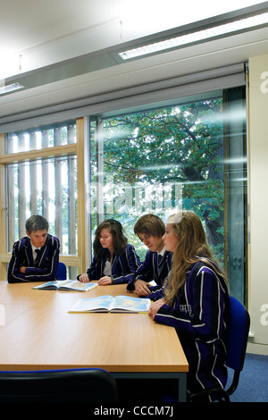 Kimbolton scuola: Regina katherine edificio rmjm huntingdon Cambridgeshire Regno Unito 2009 interior shot che mostra gli studenti in luminose Foto Stock