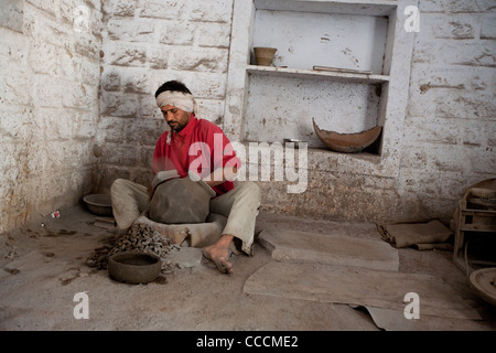 Un piccolo albergo a conduzione familiare in ceramica per business workshop, in Kakani vicino a Jodhpur, nel Rajasthan, India. Foto Stock