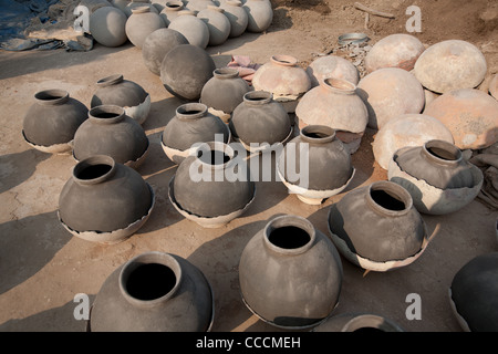 Un piccolo albergo a conduzione familiare in ceramica per business workshop, con vasi di essiccazione al sole, in Kakani vicino a Jodhpur, nel Rajasthan, India Foto Stock