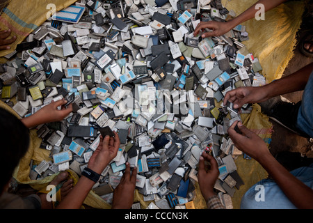 Batterie dei telefoni cellulari, e-rifiuti, in vendita nel mercato Sardar, Jodhpur, nel Rajasthan, India. Foto Stock