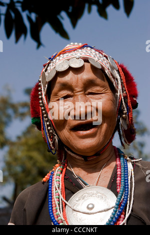 Un etnica della tribù della collina è la donna che indossa abiti tradizionali in Chiang Sean, nel nord della Thailandia. Foto Stock