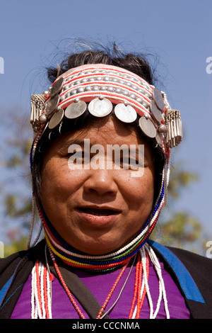 Un etnica della tribù della collina è la donna che indossa abiti tradizionali in Chiang Sean, nel nord della Thailandia. Foto Stock