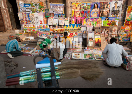Negozi vicino al mercato Sardar, Jodhpur, nel Rajasthan, India. Foto Stock