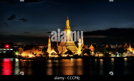 Ultima luce oltre il Wat Arun (Tempio di Dawn) | Bangkok Foto Stock