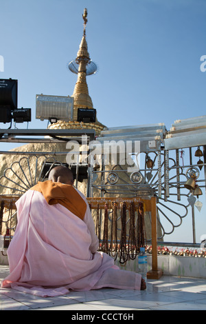 Golden Rock con pregando monaco-donna - uno dei più culto buddista posto in Birmania. Foto Stock