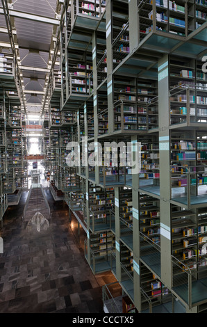 Città del Messico''S recentemente riaperto Biblioteca Vasconcelos è un esempio eccezionale di un contemporaneo Digital-Age Libreria, non per Foto Stock