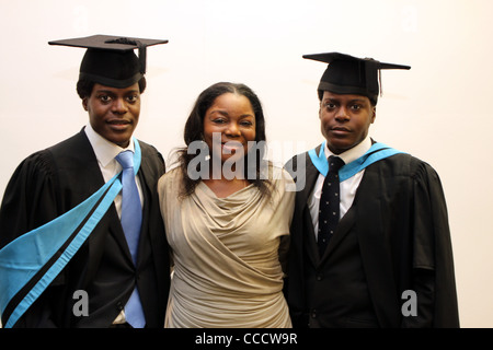 Madre con figli che hanno conseguito la laurea dall'Università di Warwick con Master in 2012 Foto Stock