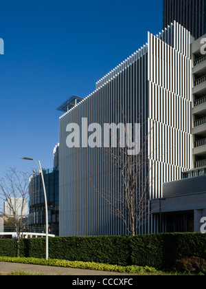 Suntory Museum di arte globale vista esterna dal parco di Tokyo Giappone 2010 Foto Stock